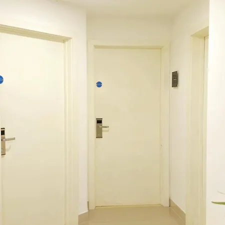 Guest house Mpl Ensuites With Kitchenettes - - Netflix & Wifi- First Direct & 02 Arena- Lgi Hospital & Uni 5 Mins