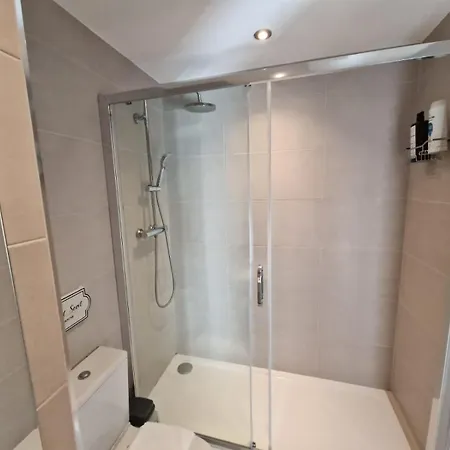 Mpl Ensuites With Kitchenettes - - Netflix & Wifi- First Direct & 02 Arena- Lgi Hospital & Uni 5 Mins 3* Leeds (West Yorkshire)