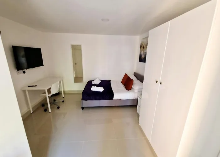Mpl Ensuites With Kitchenettes - - Netflix & Wifi- First Direct & 02 Arena- Lgi Hospital & Uni 5 Mins בית הארחה 3*