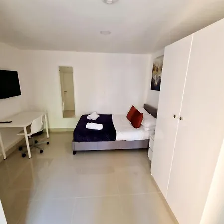 Mpl Ensuites With Kitchenettes - - Netflix & Wifi- First Direct & 02 Arena- Lgi Hospital & Uni 5 Mins بيت ضيافة 3*