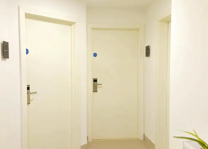 Guest house Mpl Ensuites With Kitchenettes - - Netflix & Wifi- First Direct & 02 Arena- Lgi Hospital & Uni 5 Mins